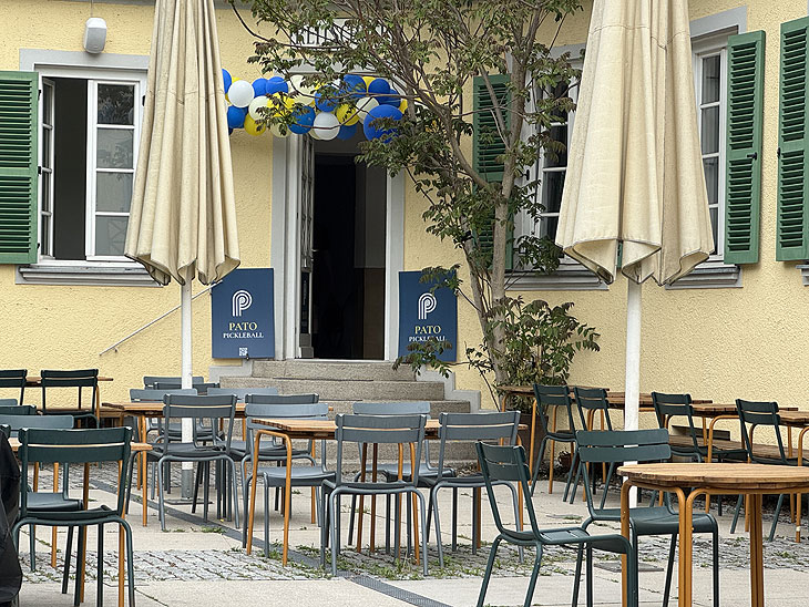 Pickleball neu in München in der Reithalle hinter dem Cafe Reitschule: „PATO Pickleball“ eröffnete am 03.05.2025 (©Foto: Martin Schmitz)